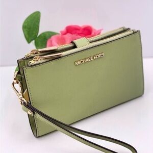 Michael Kors DoubleZip Wallet Wristlet
Phone Case Light Sage